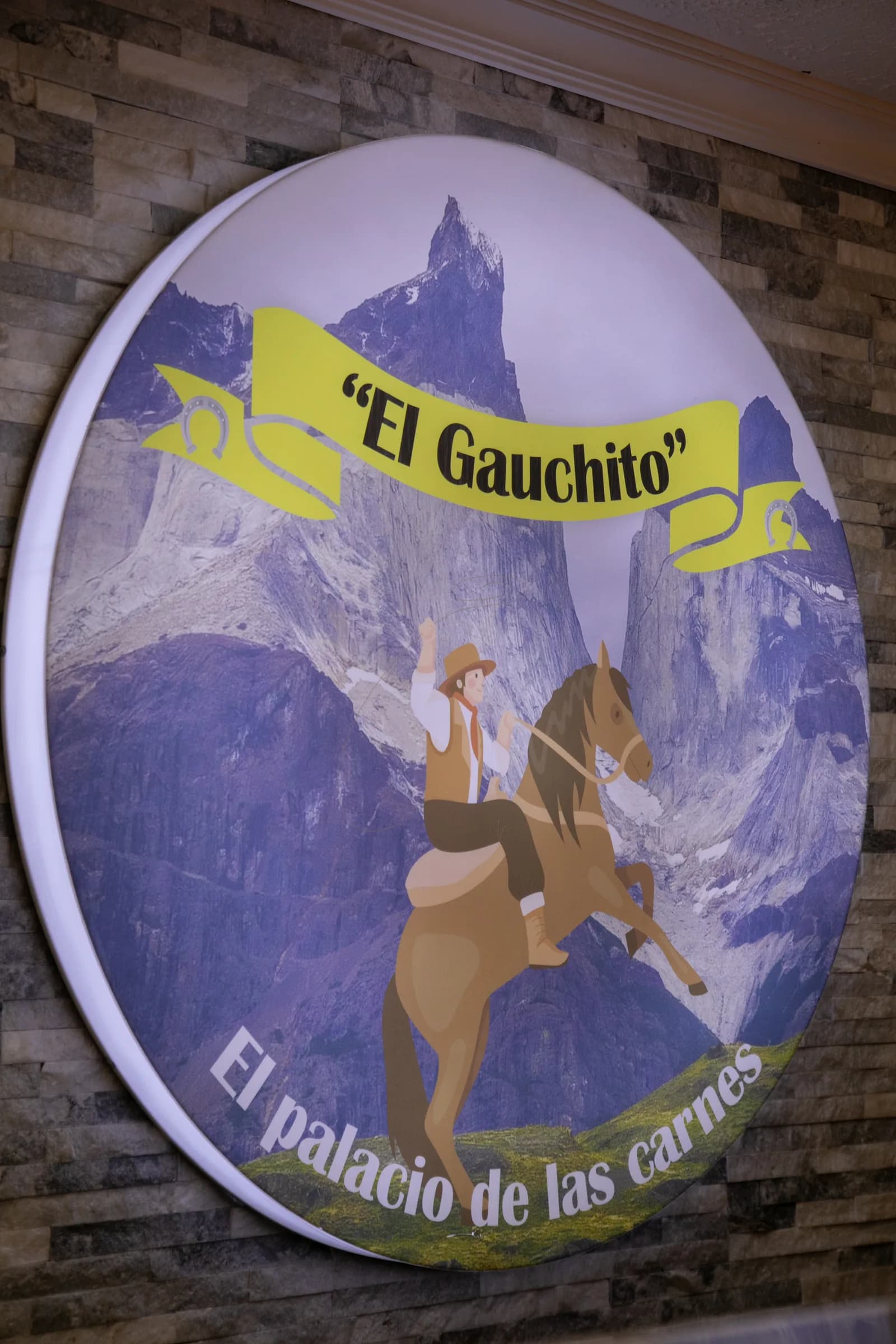 Emblema histórico de El Gauchito instalado en el interior de la carnicería